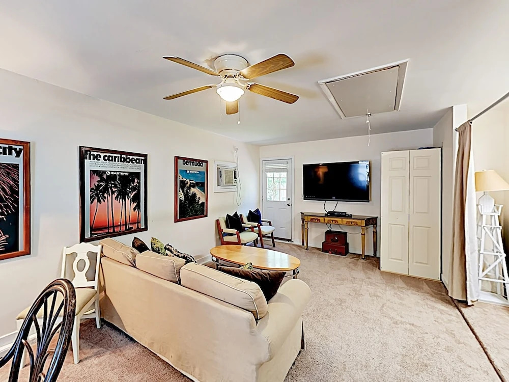 Quiet Near Beach & Charleston 3 Bedroom Home