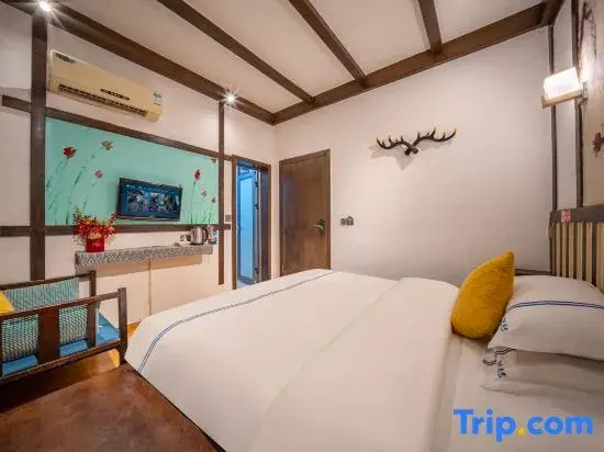 Qingya Courtyard · Sunny Villa · Designer Miaofeng Boutique Stay (Fenghuang Ancient Town)