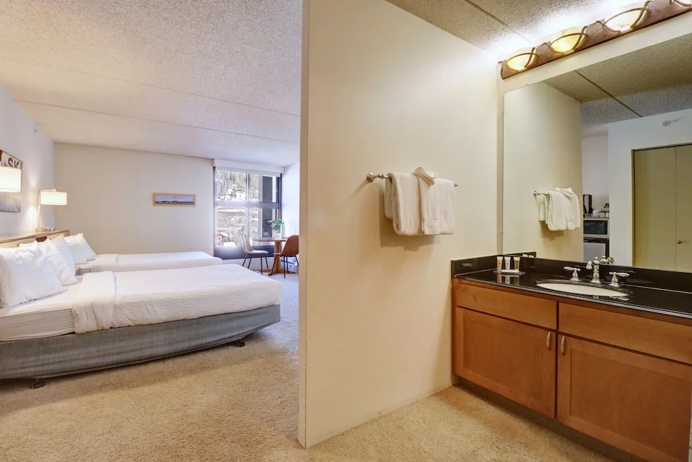 Perfectly Located Hotel Room - Ski-In Ski-Out - Steps to the American Eagle/American Flyer chairlifts - MP522H by RedAwning