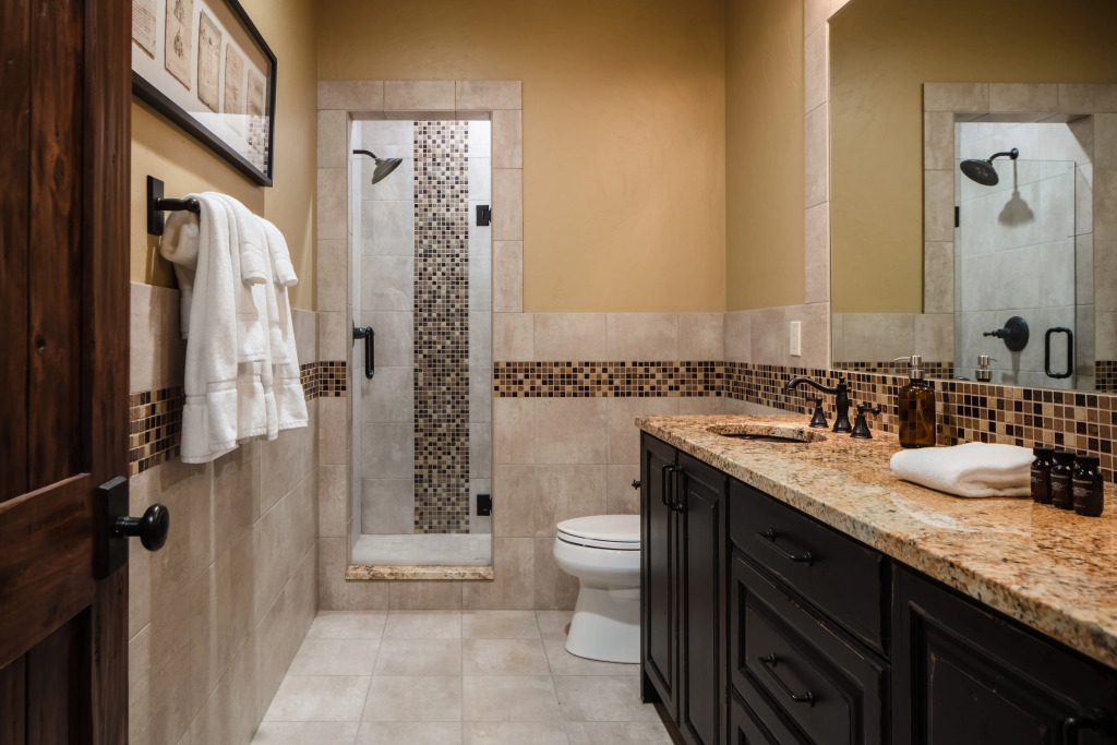 Sleeps 22! Craftsman Haven in Gated Community w/ Movie Room & Skiing