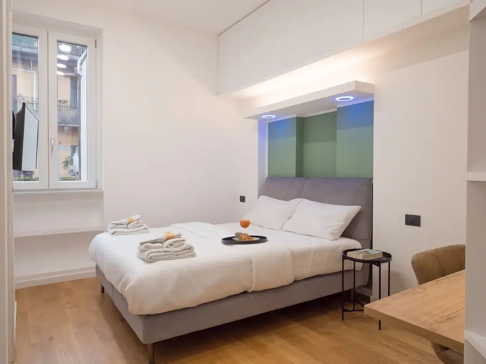 Farini - Charming One-bedroom Apartment in Isola Area