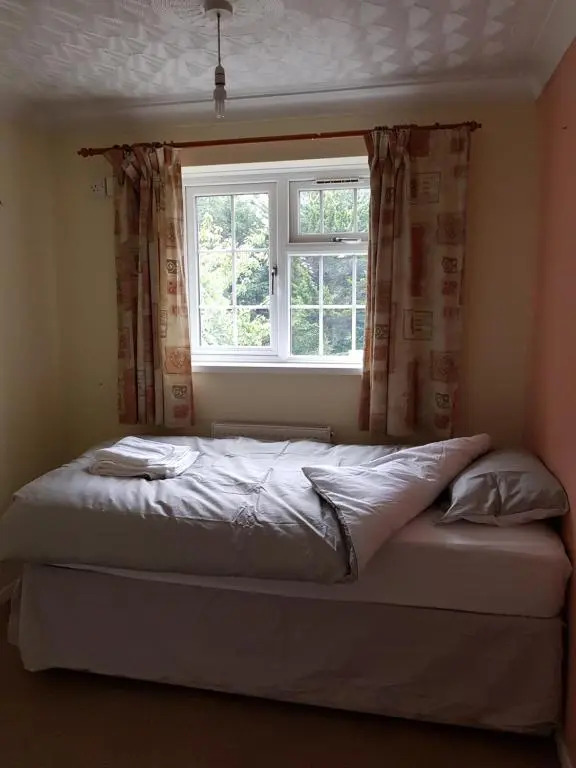 Spacious Swindon 5 bedroom house - sleeps up to 10