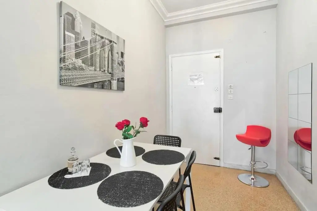 2BDR OlympianZeus Apt with Netflix