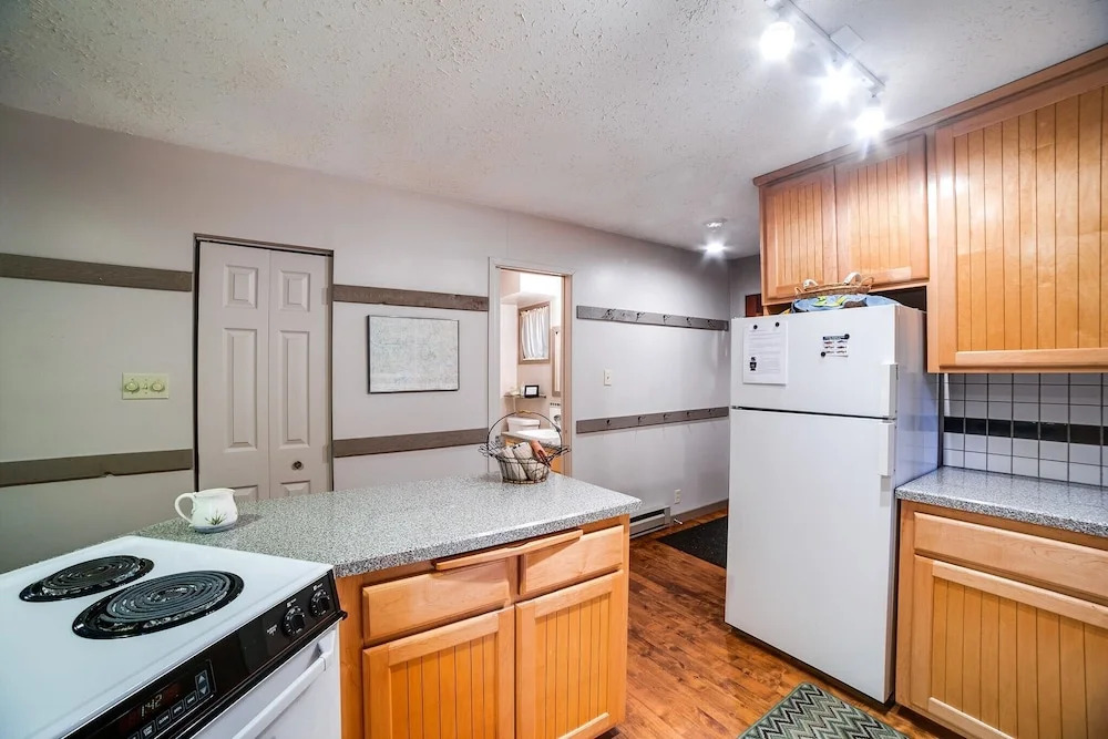 55sl - Hot Tub - Wood Stove - Sleeps 10 Home