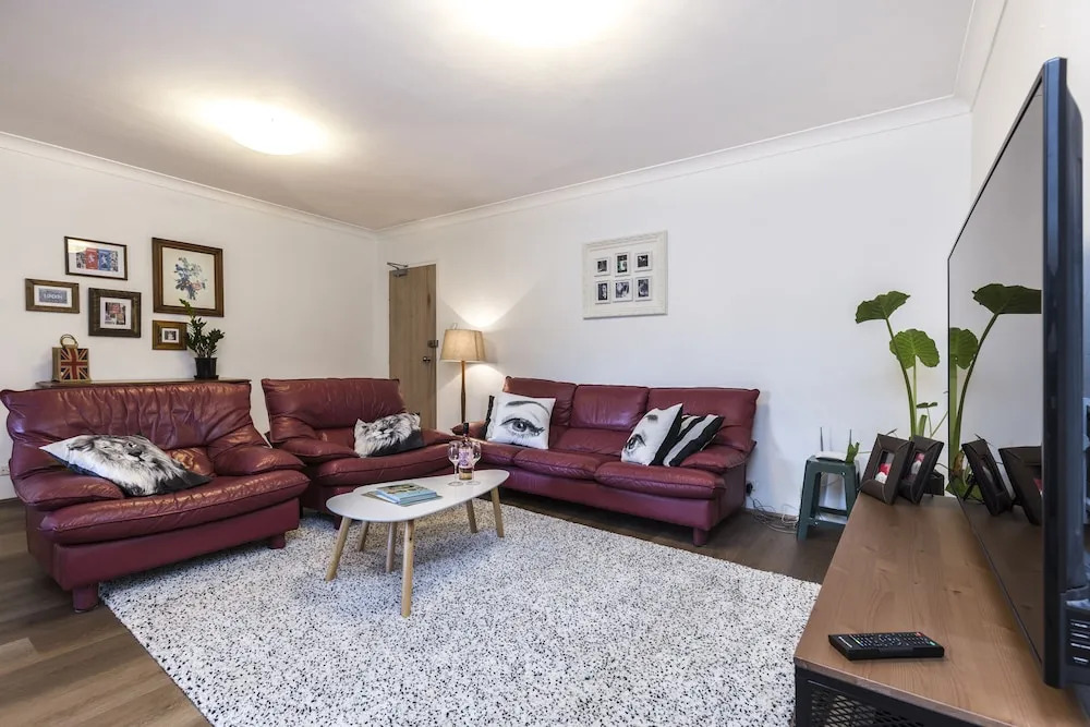 Two Bedroom Apt Close To Chatswood With Parking