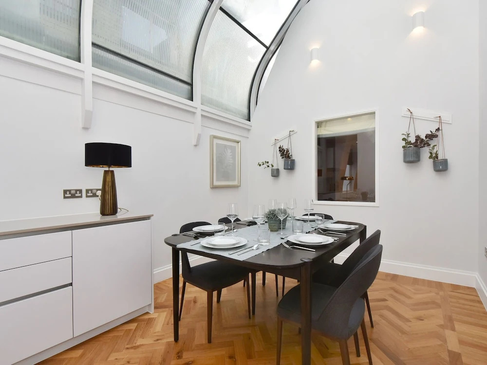 Plush Apartment in London near Piccadilly Circus and Chanel