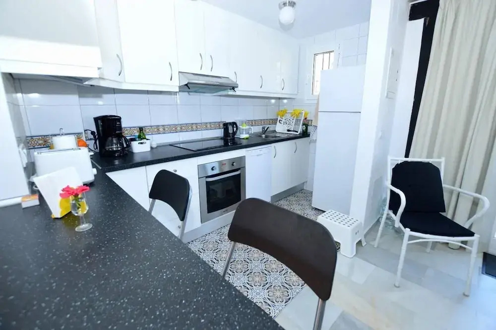 Calahonda - Sleeps 6 - Parking - Garden - Pool