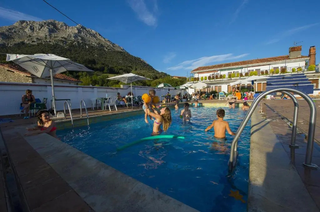 Uxarte -Alojamiento, restaurante y piscinas