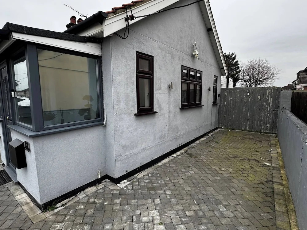 Charming Bungalow Rental in Rainham Comfort and Convenience