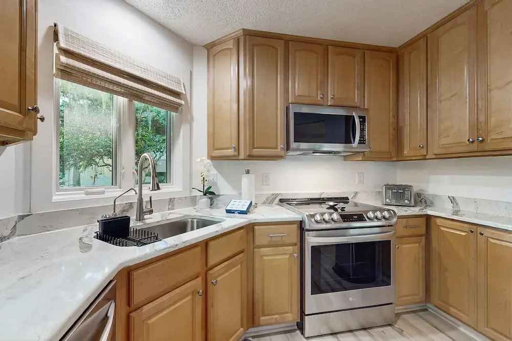 Ground Floor Condo With Private Patio, Full Kitchen, Beach Access and Pool