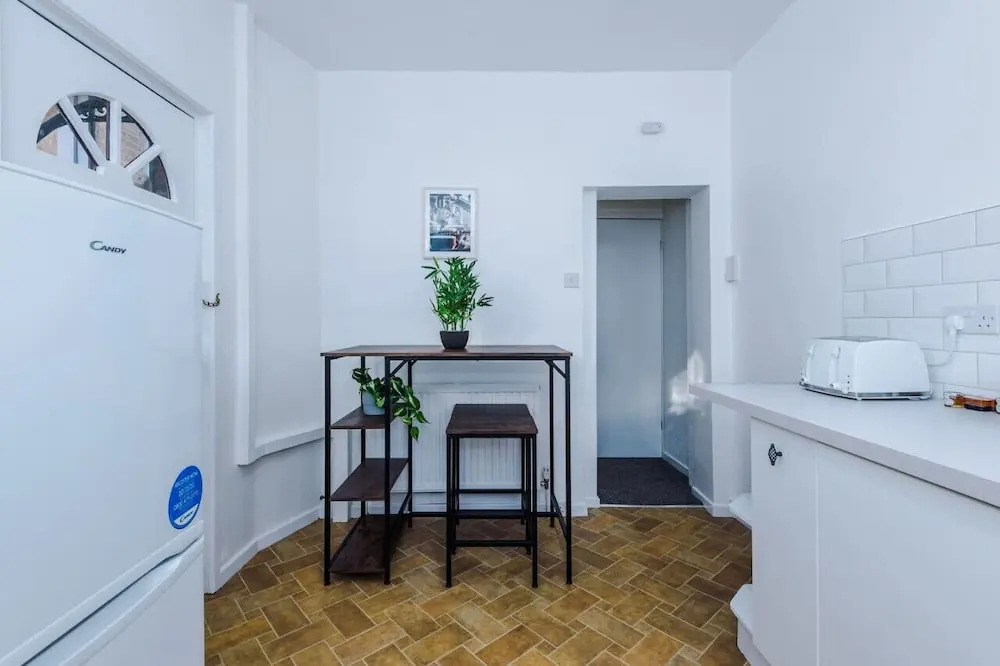 Comfy Four Bedroom House with parking