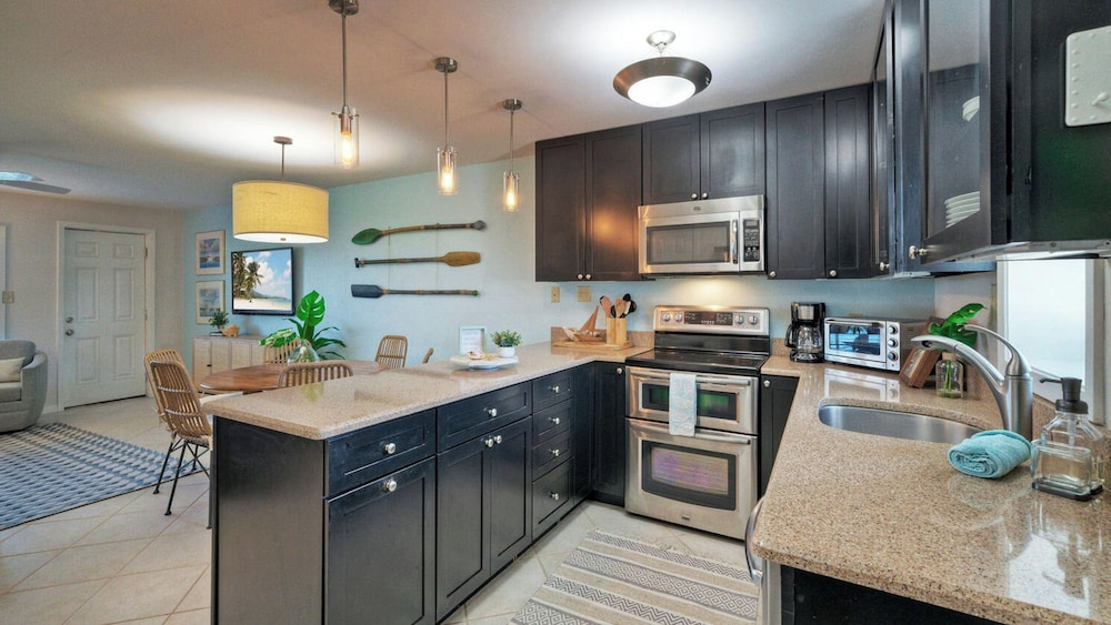 Sleeps 16 2 Beachfront Condos, Pool+pickleball+tennis Island Retreat Complex