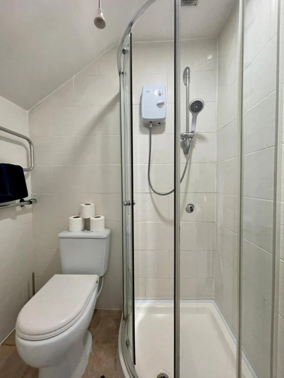 6 Person, 4 Bedroom Light, Warm & Modern Apartment