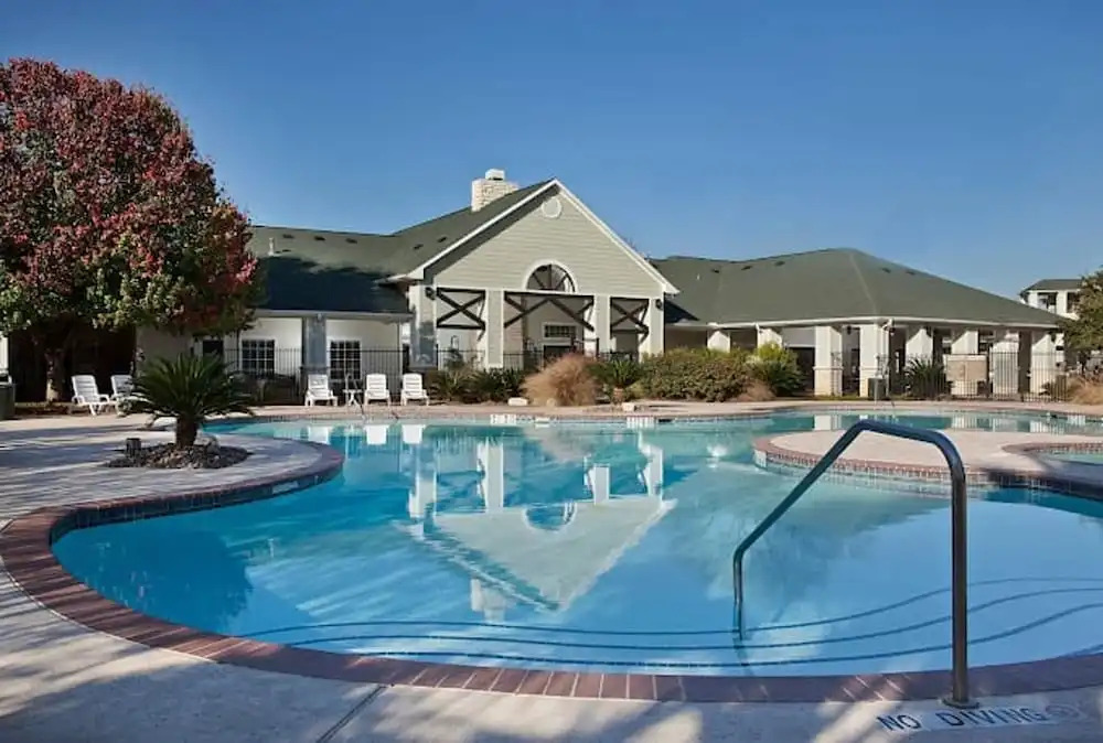 Spacious 2BR King Suites w Pool, Gym, Laundry - Close to Downtown
