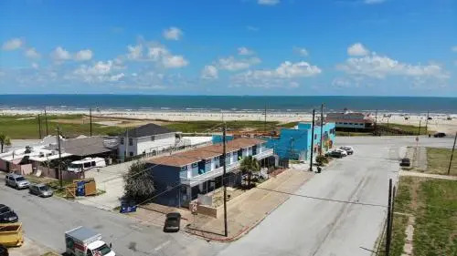 Coastal Cottage 2, Across Street from Beach