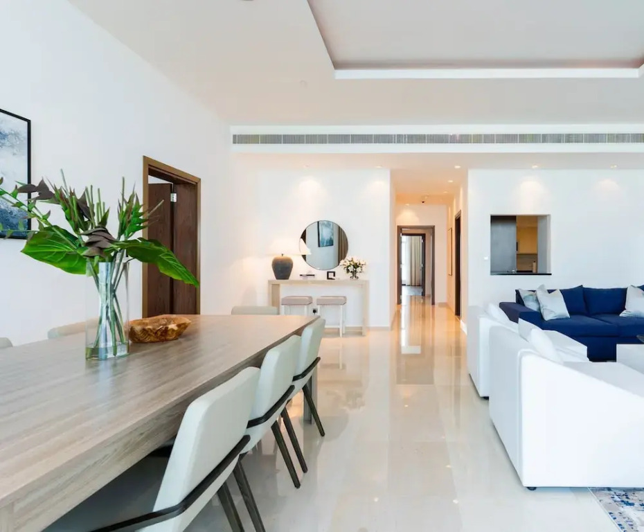 Large waterfront property palm