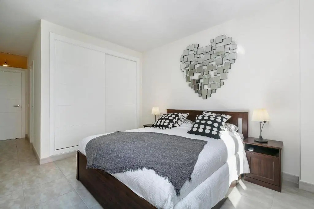 FIVE STAR 3 bedroom Apt in ideal location - RDR237