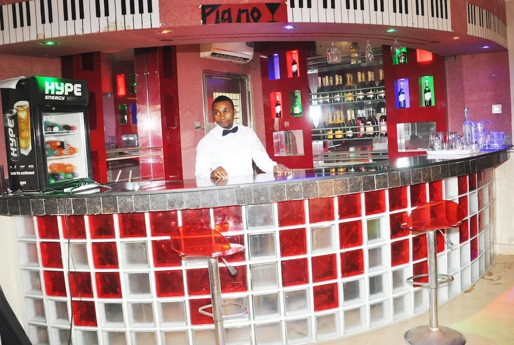 Hotel 100% and Suites