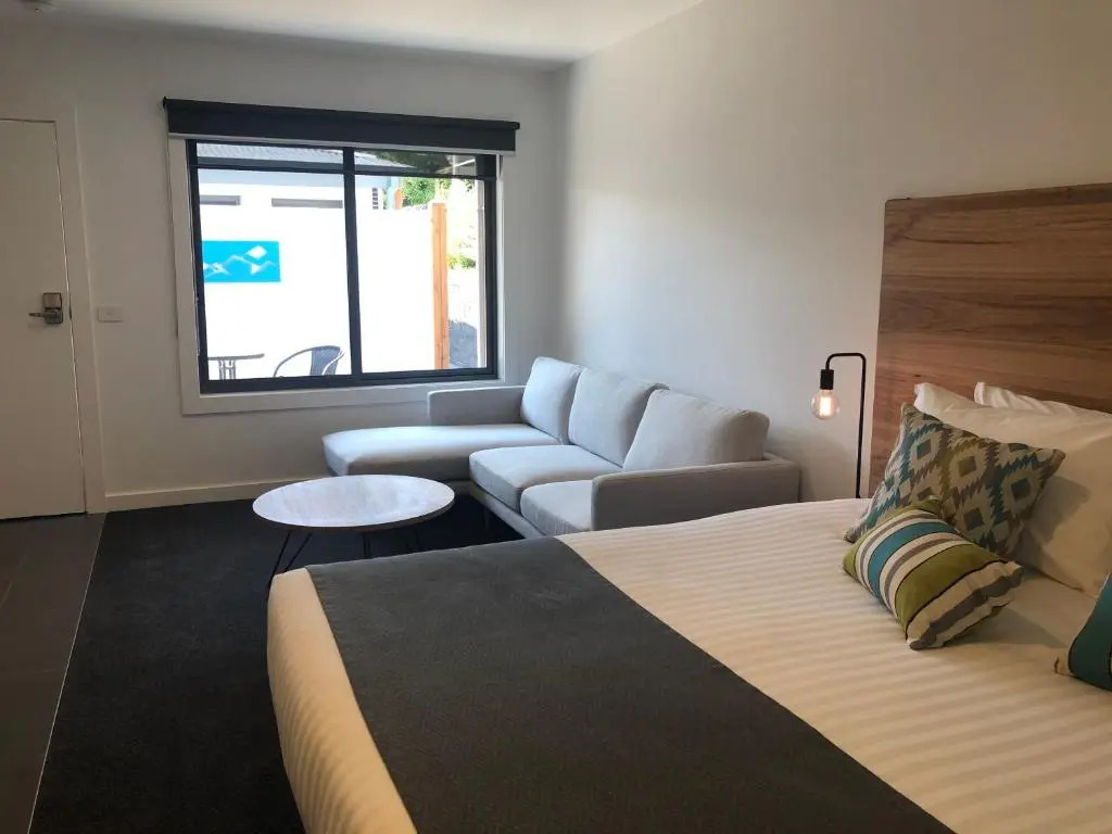 Bright Colonial Motel