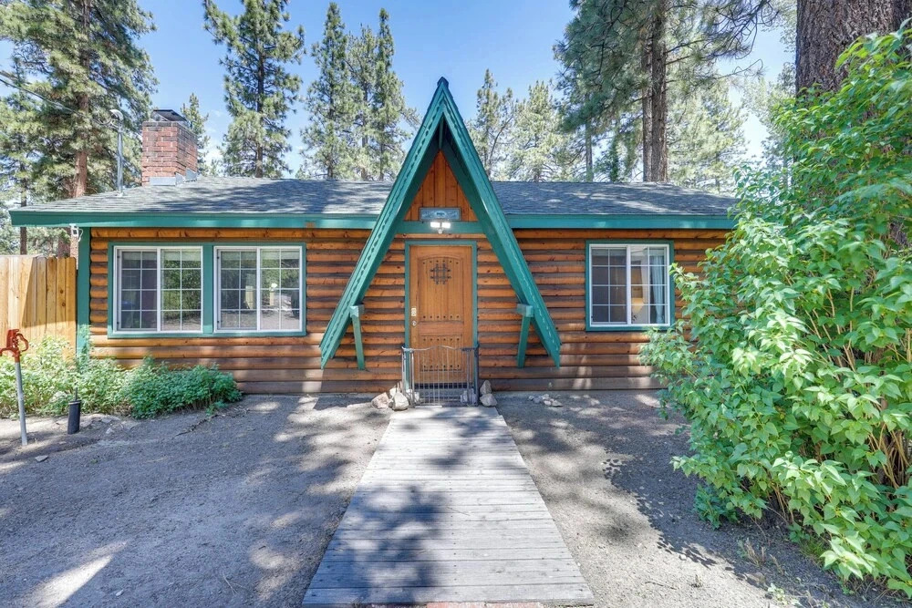 2 Mi to Big Bear Lake! Quiet Cabin w/ Yard & Grill