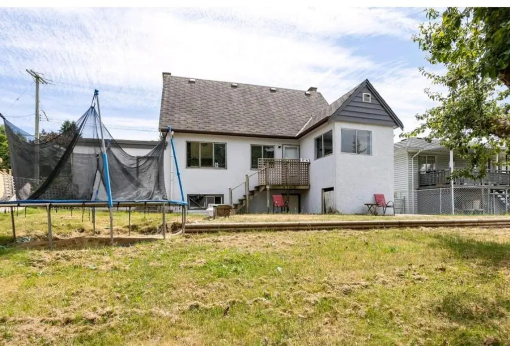 VINTAGE - 3 BED HOUSE - NORTH SURREY - PING-PONG AND POOL TABLE - TV CABLe