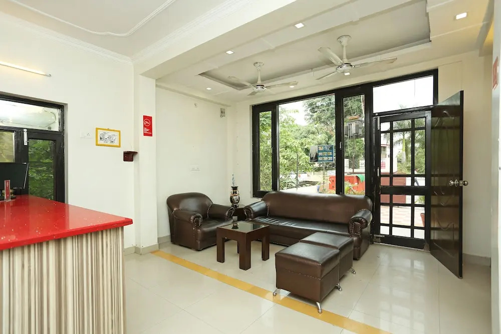 OYO 8785 Hotel Queen's Pearl