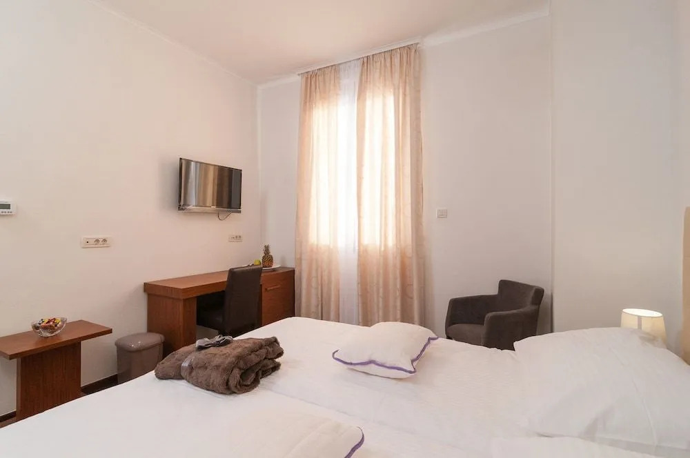 Luxury Rooms Near the Beach1