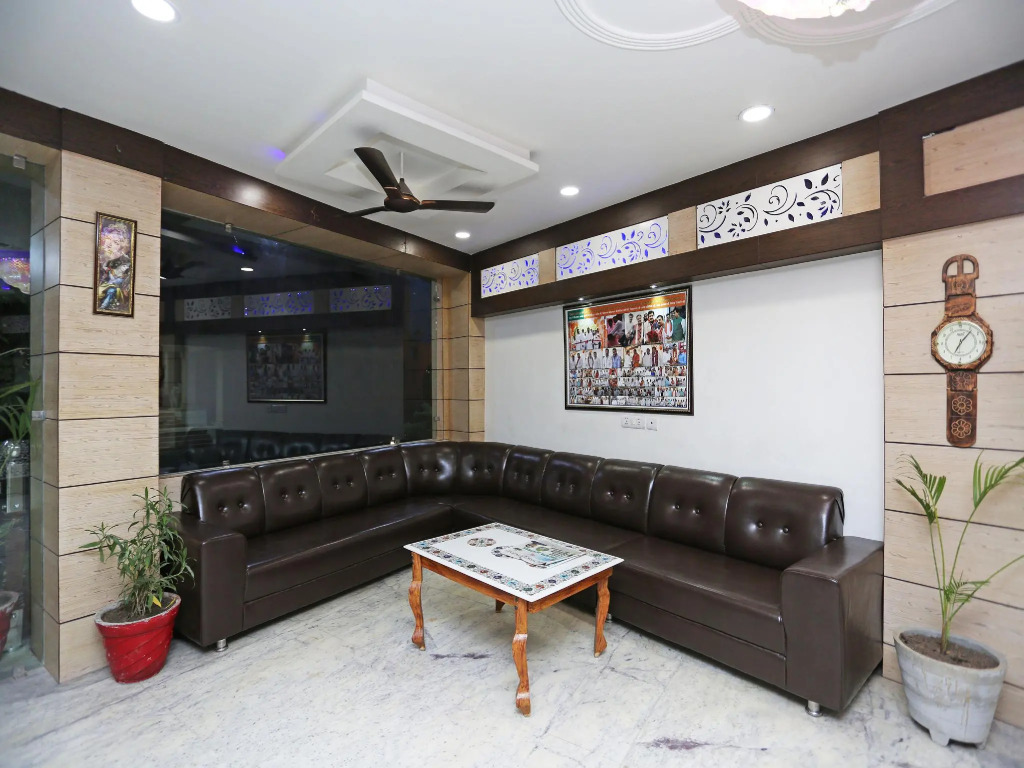 OYO 14220 Hotel BR Plaza