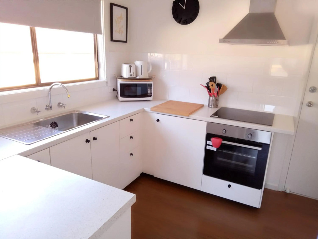 The Husky House 1 bedroom or 2 bedroom or The Husky Studio Suite stayinjervisbay com