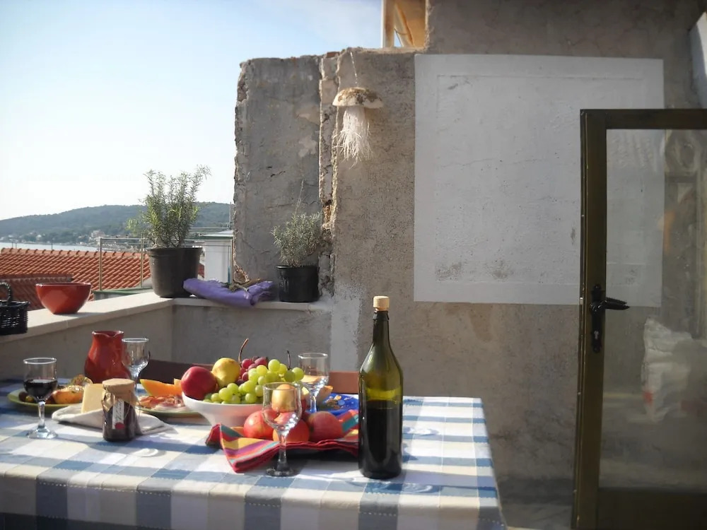 Voltera Apartments in Betina Old Town, with Parking Nearby