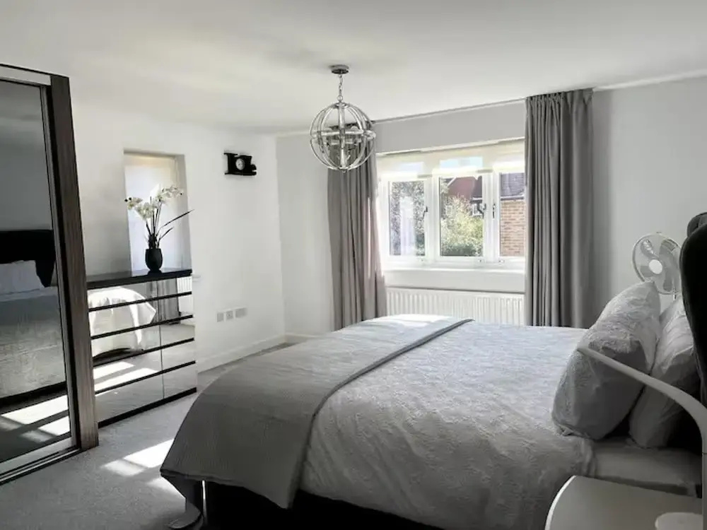 Horley Hideaway - 4 Bedroom House- Sleeps 7
