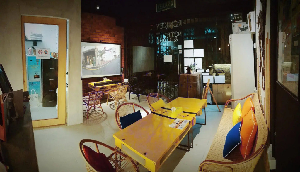 Monkey Motel & Café