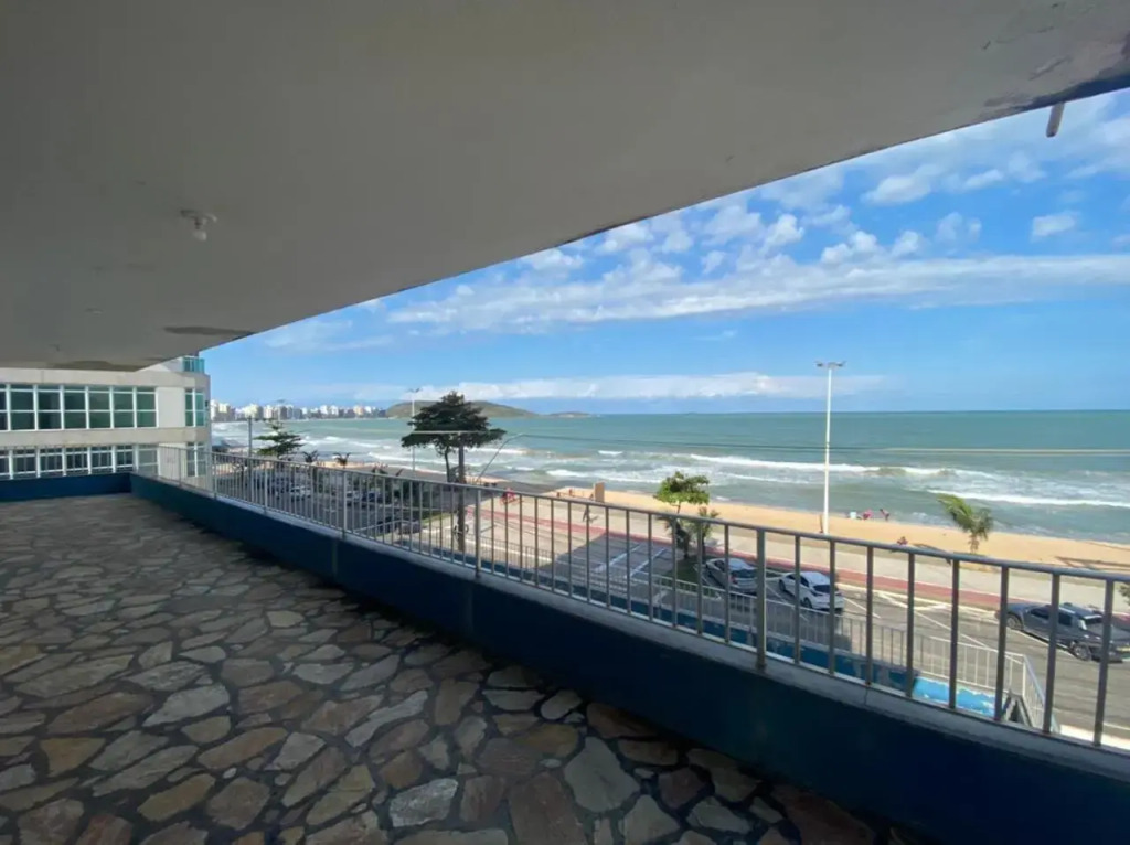 Suíte Mar - Praia do Morro - prédio frente Mar com elevador, atravessou a avenida, já está na Praia - com garagem - internet