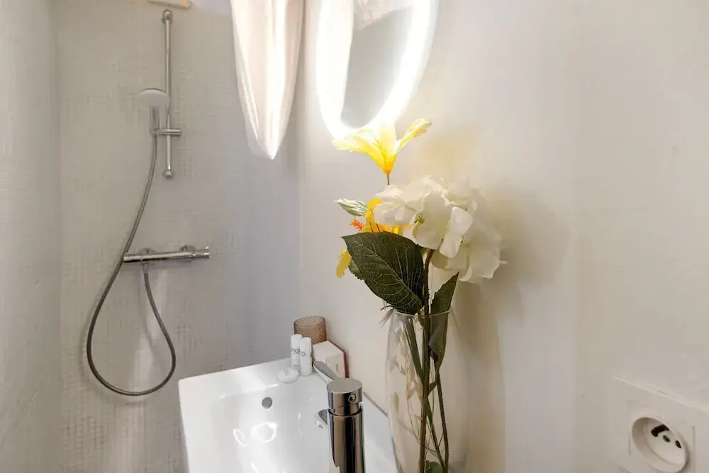 Mattoni in Menton With 1 Bedrooms and 1 Bathrooms