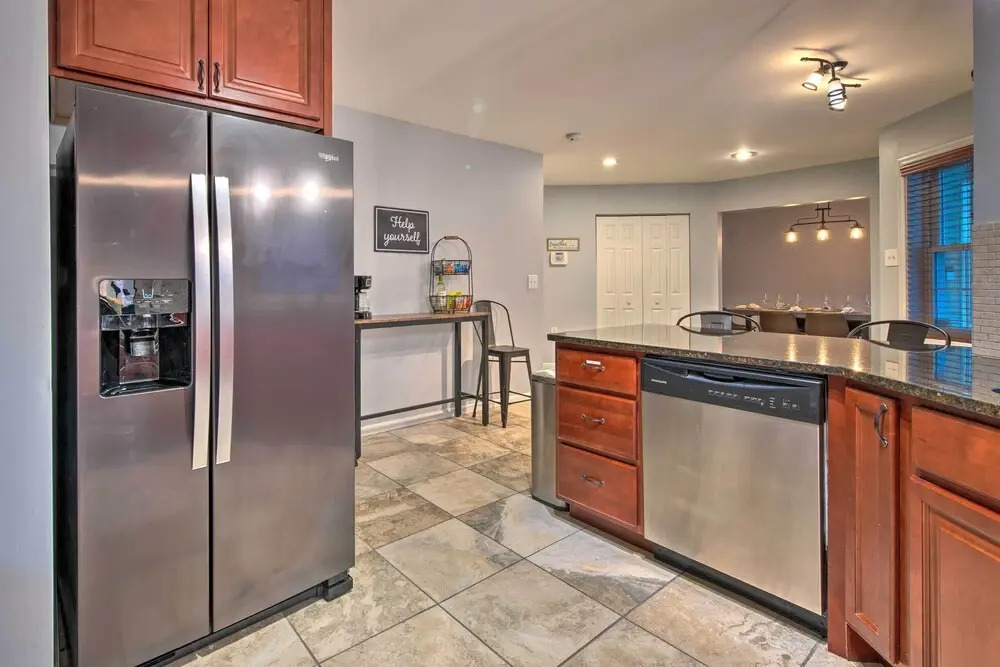 Beautiful Pocono Lake Cottage w/ Game Room!