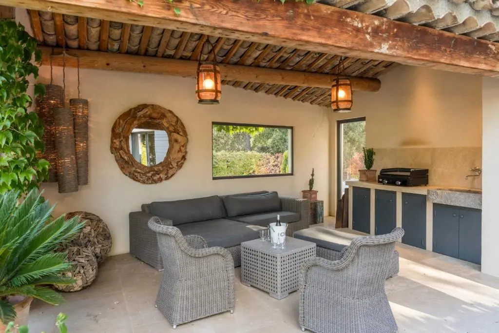 Bâtisse provençale avec piscine privée au coeur du Luberon et du village de Lourmarin, 10 personnes LS2-385 NOUVIAGE