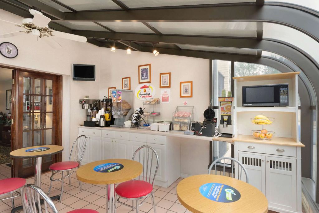 Super 8 by Wyndham Lancaster