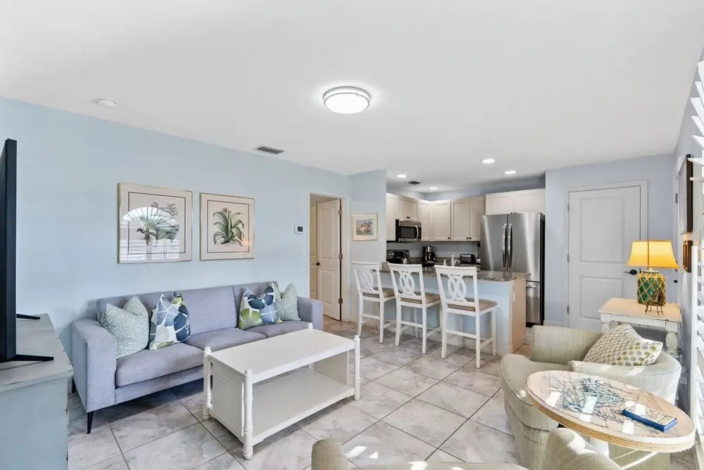 Le Monaco - Romantic 1 BR Condo Steps from 5th Ave S. Chic Coastal Retreat with King Bed and Beach Access. Perfect Location for Couples Near Dining, Shopping, and Naples Beach