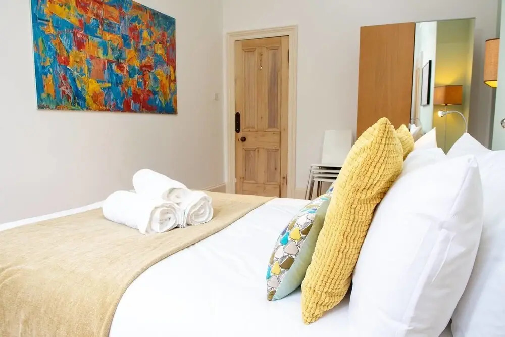 Charming 2-bedroom apt in the Heart of West End