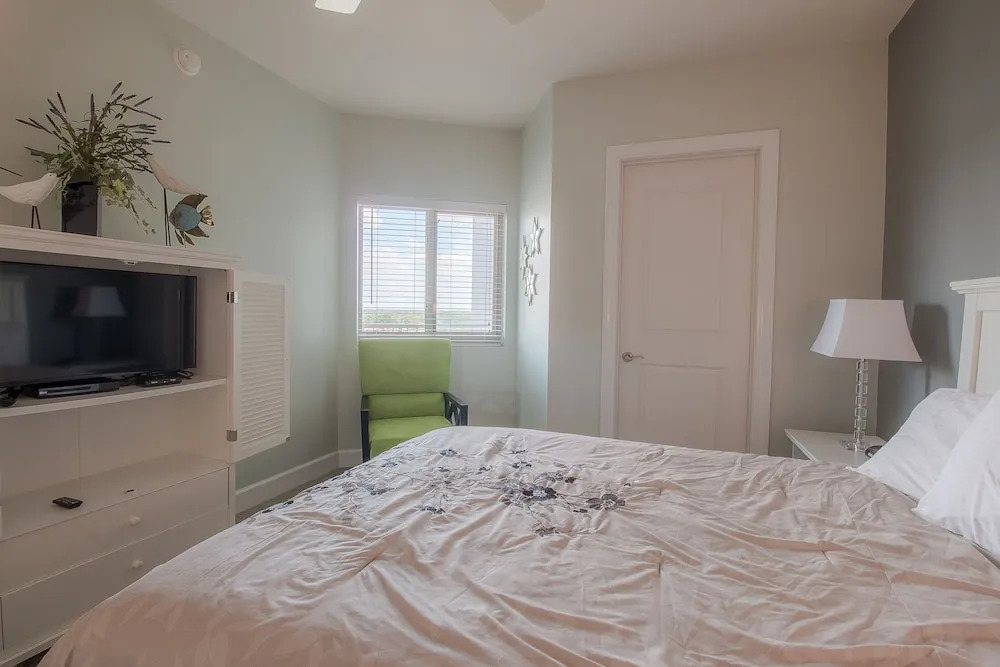Sea Breeze-Sea Breeze 1002 Penthouse