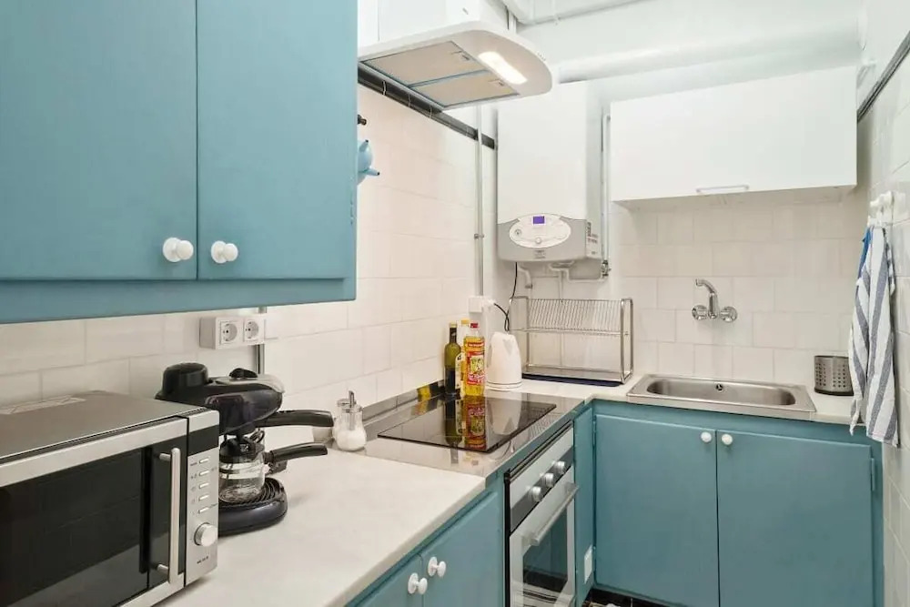 3 Bedroom Apt W/balcony 4 min to Tube