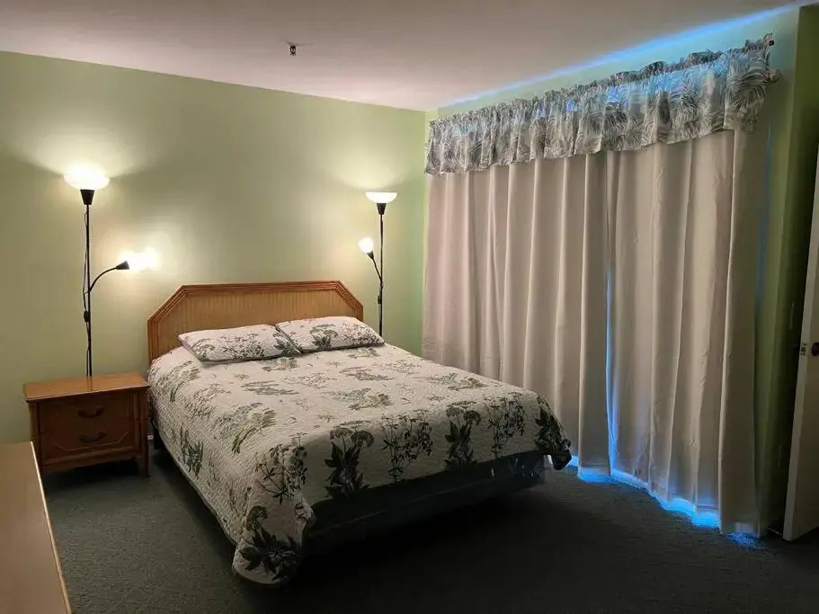 Lovely 2-bedroom condo with pool