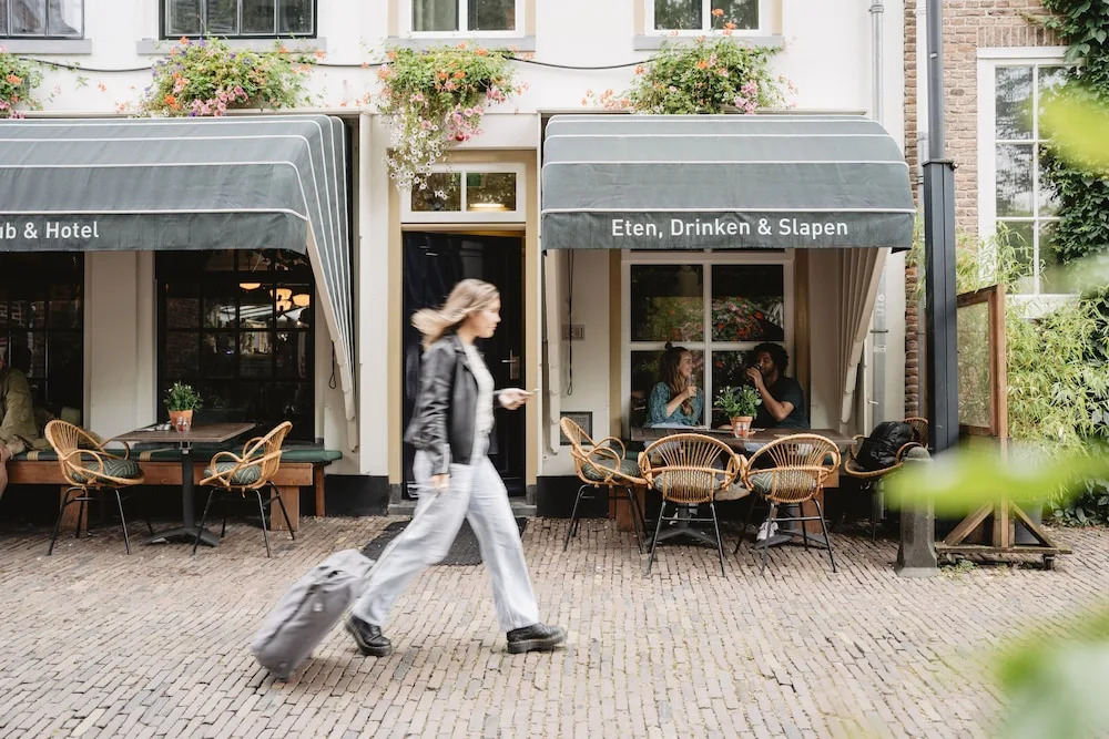 Long Johns Pub & Hotel
