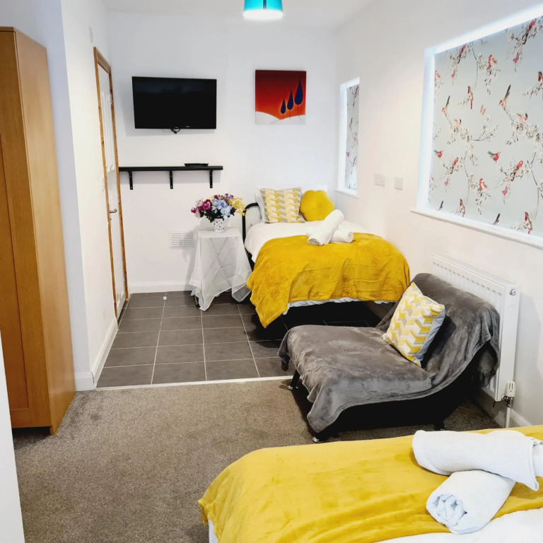 Sheridan - Studio Flats with Extra Beds contractor stay FREE Parking