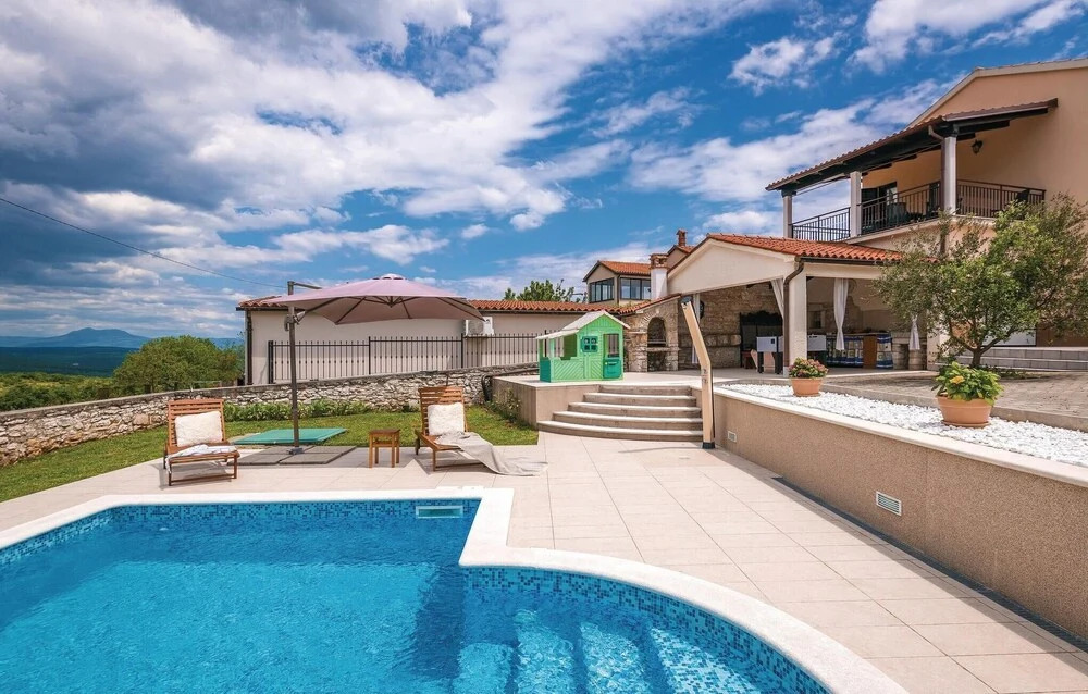4 Bedroom Lovely Home In Hrboki