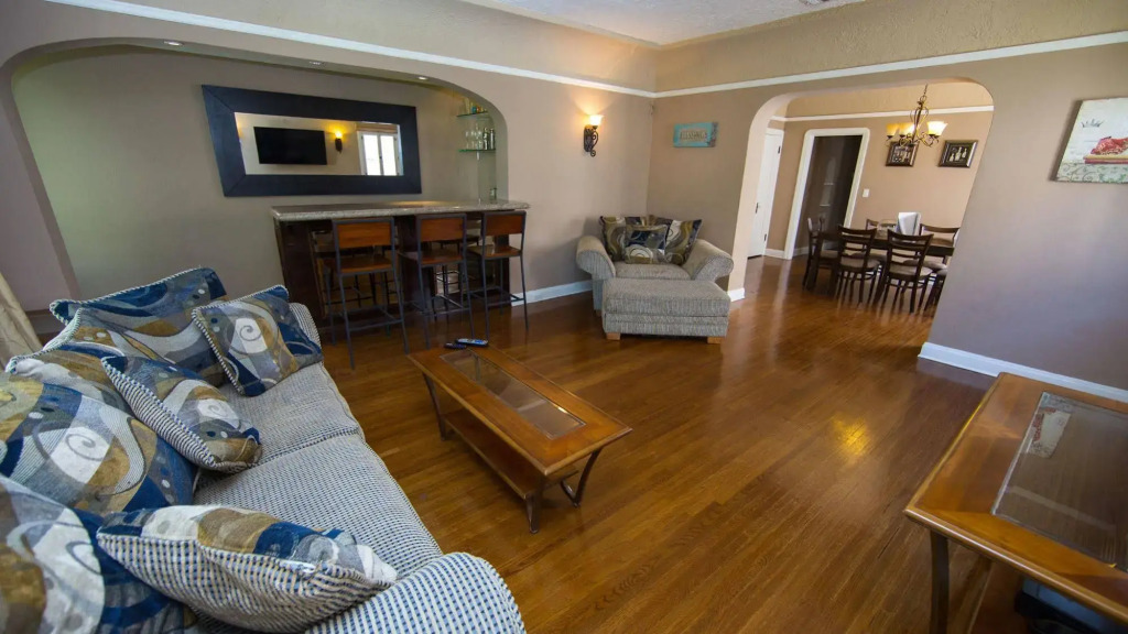 West Hollywood Vintage Vacation Apt