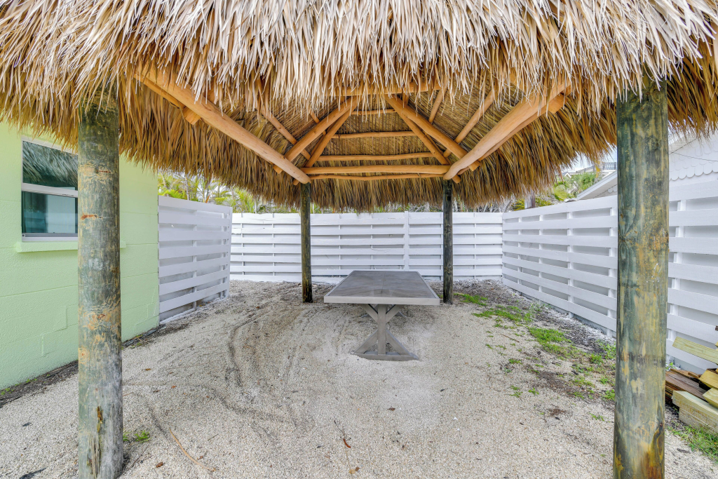 Fish, Swim & Unwind: Anna Maria Apt Steps to Beach