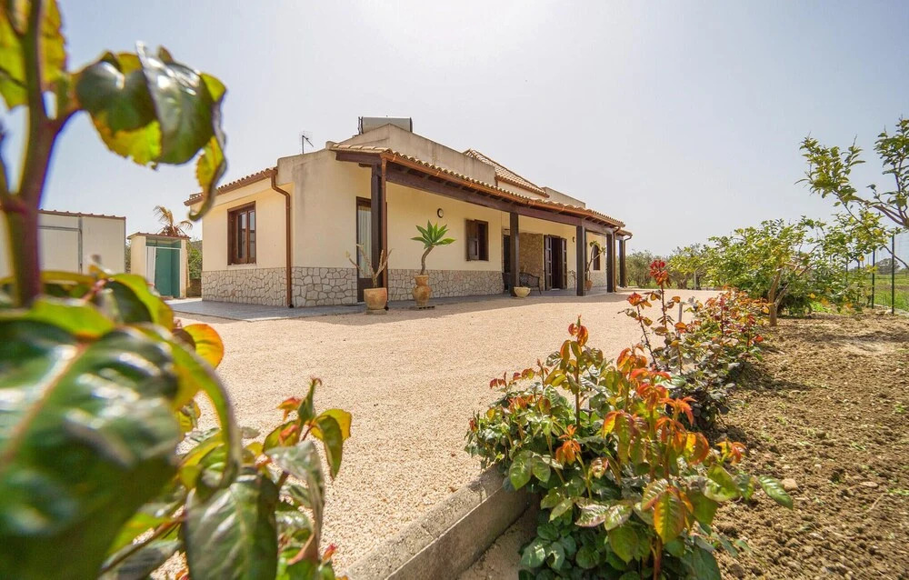 Beautiful Home in Menfi With Wifi and 3 Bedrooms