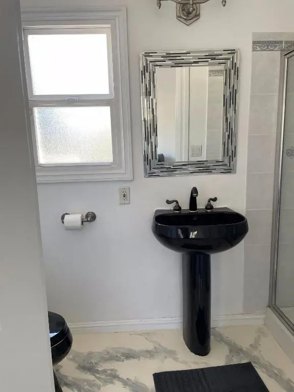 Spacious 1Bed, 1 Bath in Beverly Hills