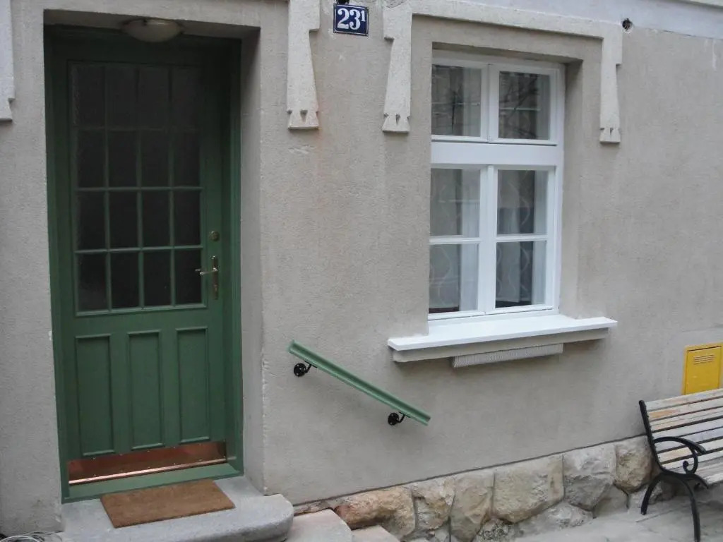 Studio apartment - Green door